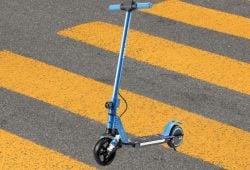 Amazon sorprende con un increíble descuento en el scooter eléctrico para niños Foto: Especial